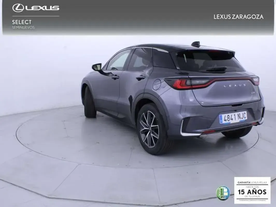 Usado Lexus LBX 136 CV (100 kW) 2025 Gris SUV