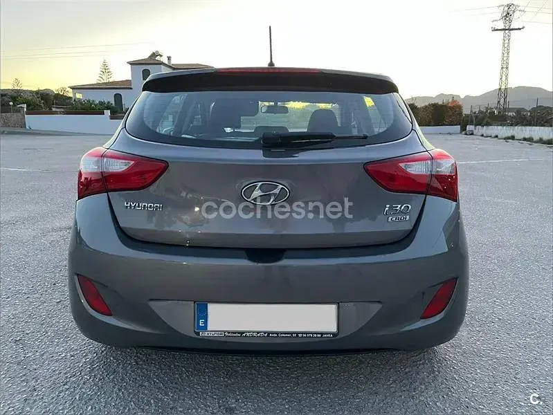 Usado Hyundai i30 90 CV (66 kW) 2013 Gris / plata Berlina