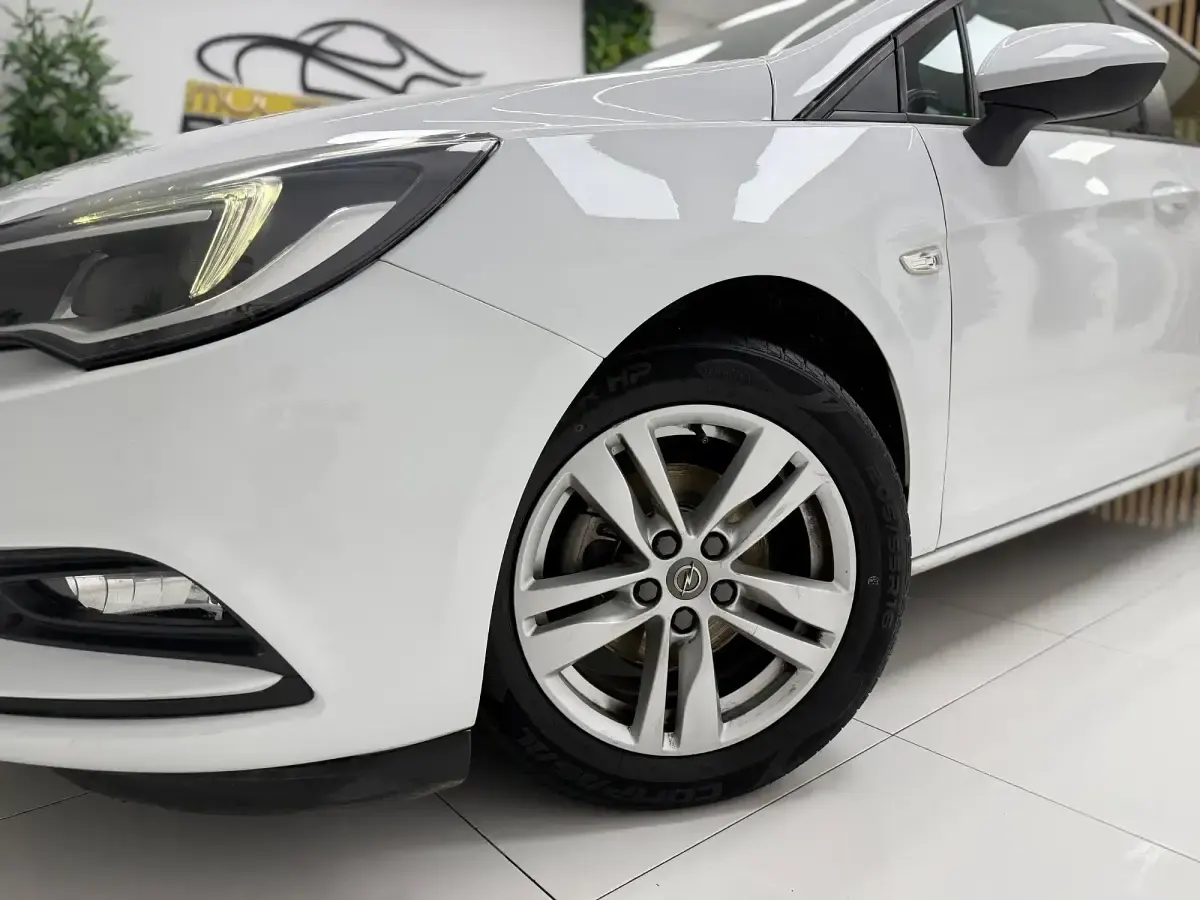 Usado Opel Astra Selective 110 CV (80 kW) 2019 Blanco