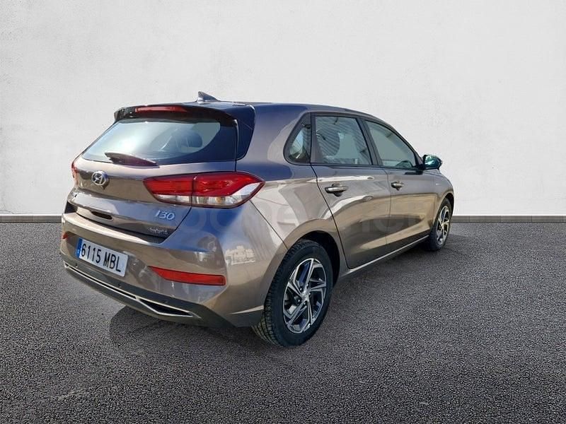 Usado Hyundai i30 120 CV (88 kW) 2022 Gris / plata Berlina