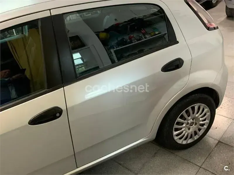 Usado Fiat Punto Pop 77 CV (56 kW) 2012 Gris / plata Utilitario