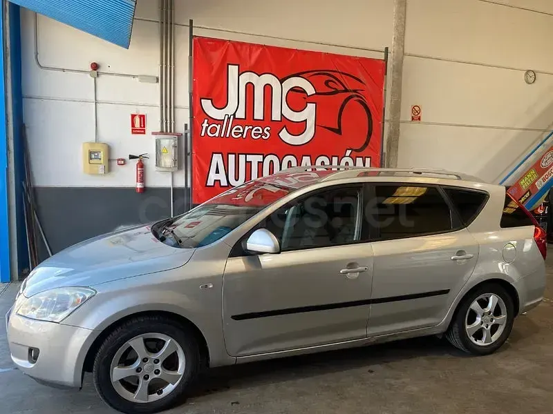 Usado Kia Ceed 115 CV (84 kW) 2008 Gris / plata Utilitario