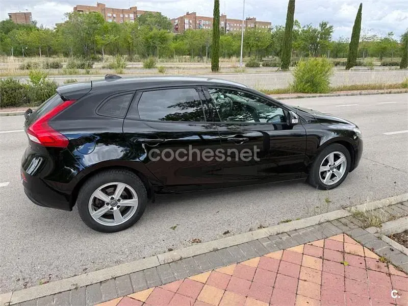 Usado Volvo V40 Momentum 120 CV (88 kW) 2016 Negro Berlina
