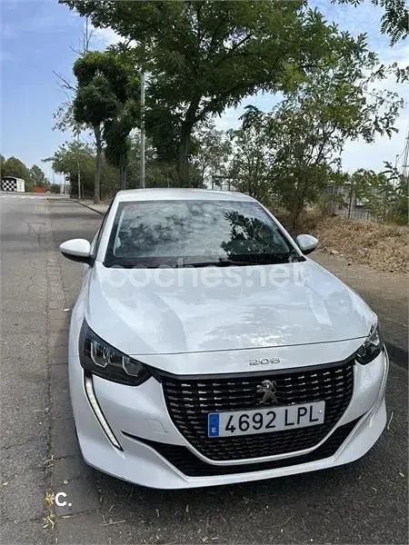 Usado Peugeot 208 Allure 100 CV (73 kW) 2021 Blanco Utilitario