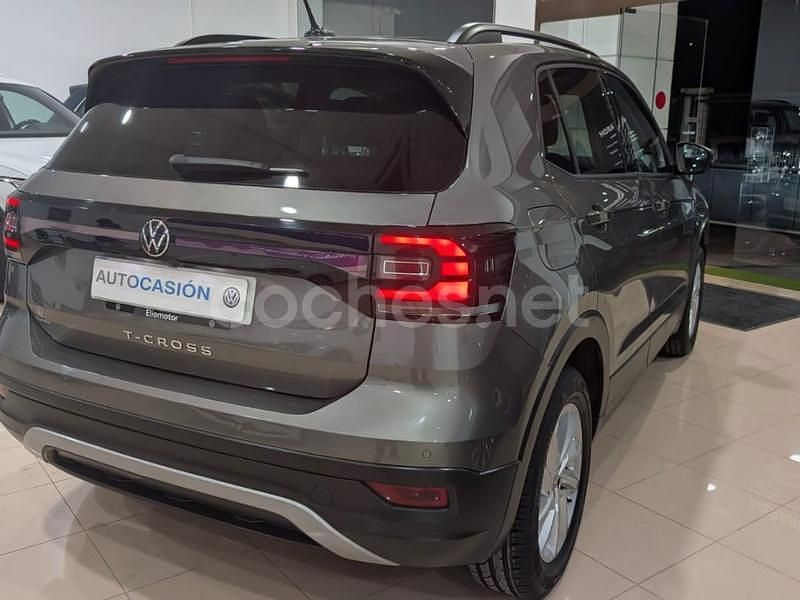 Usado VW T-Cross Advance 95 CV (69 kW) 2021 Gris / plata SUV