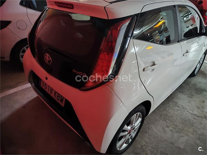Usado Toyota Aygo X-wave 69 CV (50 kW) 2017 Blanco Utilitario
