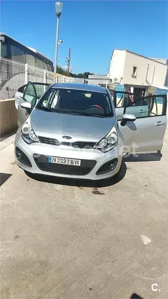 Usado Kia Rio 90 CV (66 kW) 2012 Gris / plata Berlina