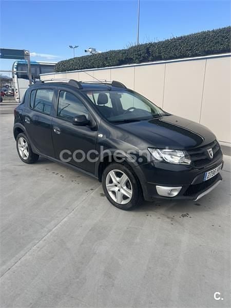 Usado Dacia Sandero Stepway 90 HP (66 kW) 2014 Preto Sedan