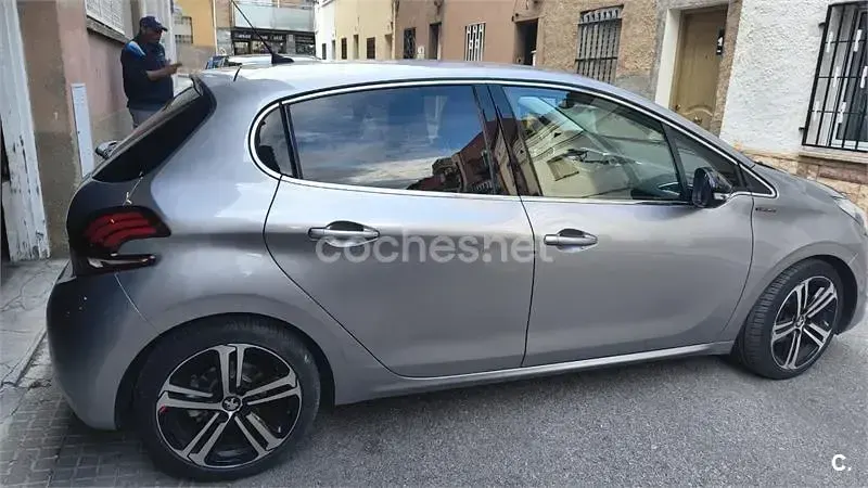 Usado Peugeot 208 GT-line 110 CV (80 kW) 2019 Gris / plata Utilitario