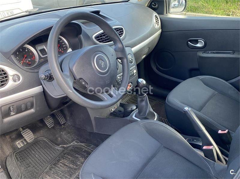 Usado Renault Clio II Authentique 70 CV (51 kW) 2010 Gris / plata Berlina