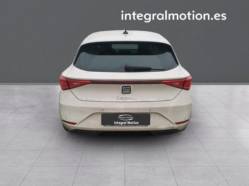 Usado Seat Leon Style 115 CV (84 kW) 2021 Blanco Berlina