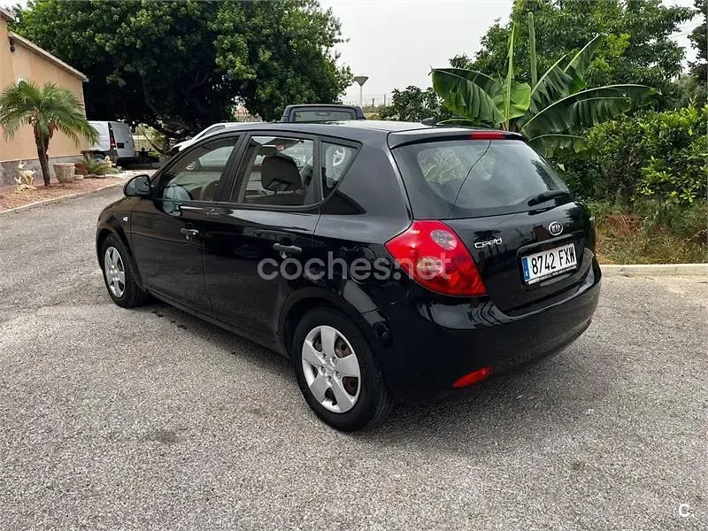 Usado Kia Ceed 90 CV (66 kW) 2007 Negro Utilitario