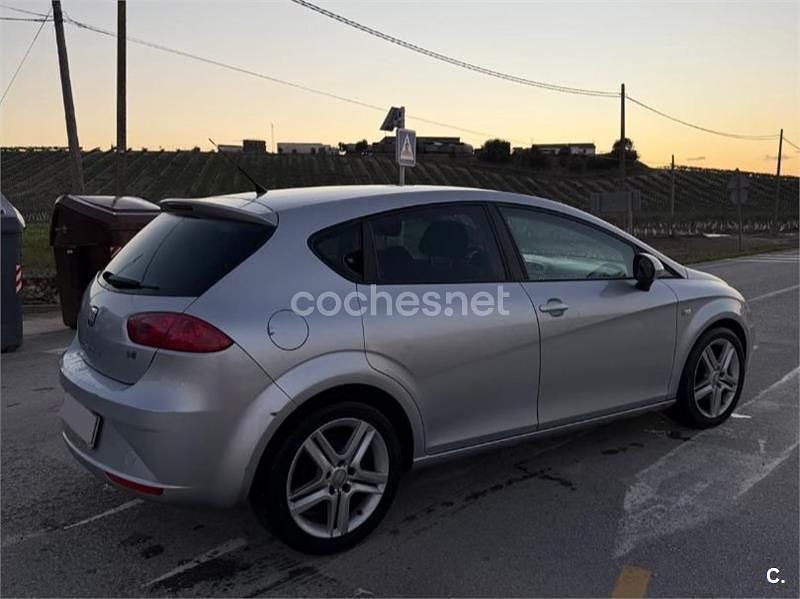 Usado Seat Leon Style 105 CV (77 kW) 2010 Gris / plata Utilitario