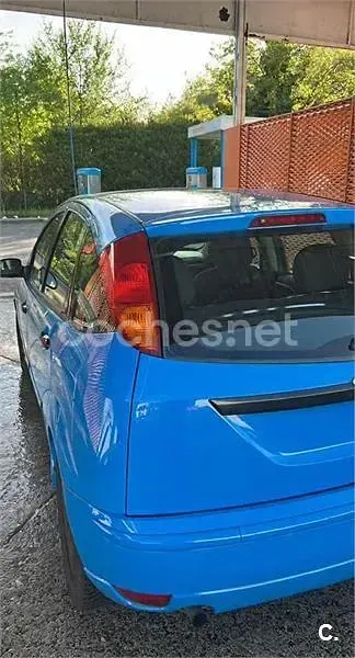 Usado Ford Focus Trend 100 CV (73 kW) 2002 Azul Berlina