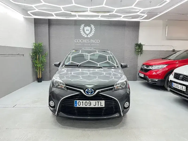 Usado Toyota Yaris Hybrid Advance 100 CV (73 kW) 2016 Gris / plata Berlina
