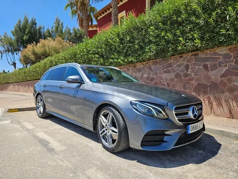 Usado Mercedes E220 194 CV (142 kW) 2019 Gris / plata Familiar