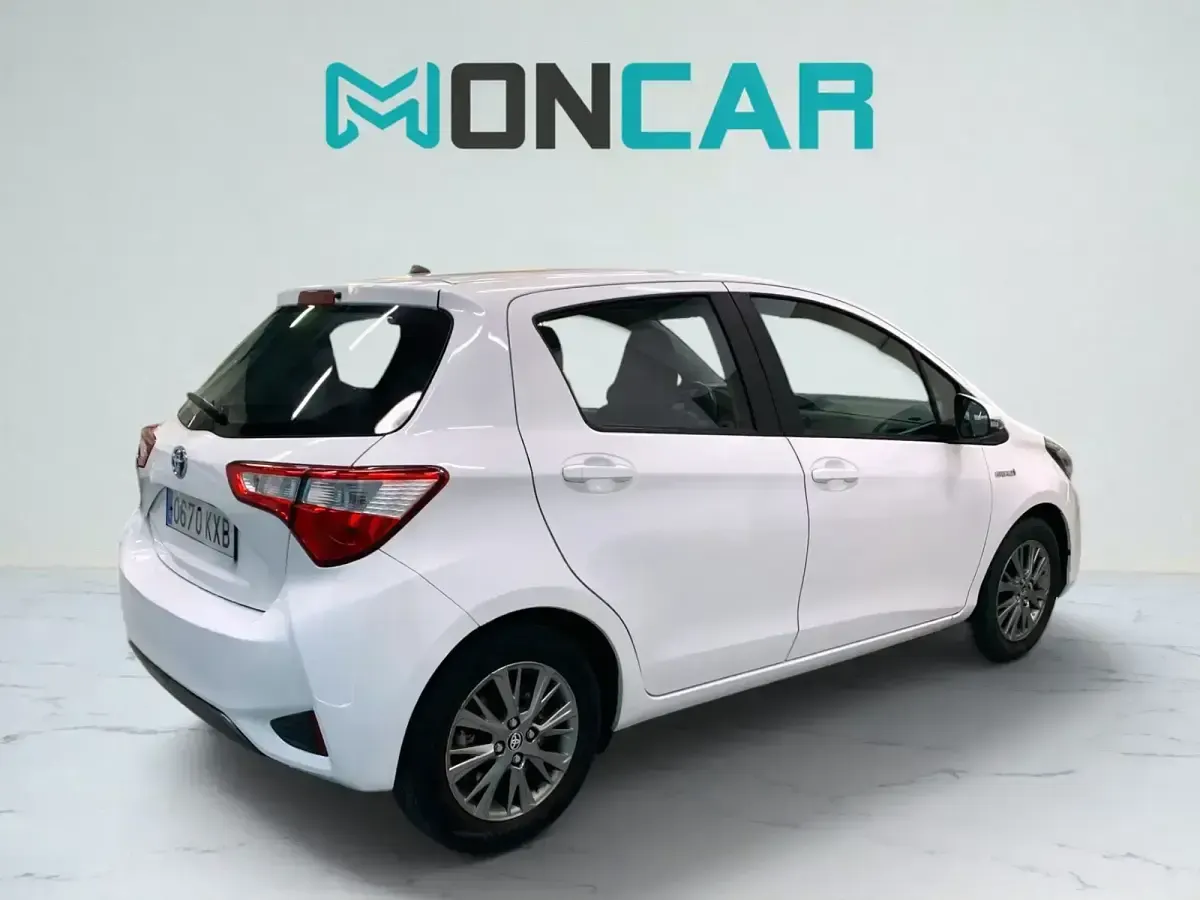 Usado Toyota Yaris Hybrid Active 100 CV (73 kW) 2019 Blanco