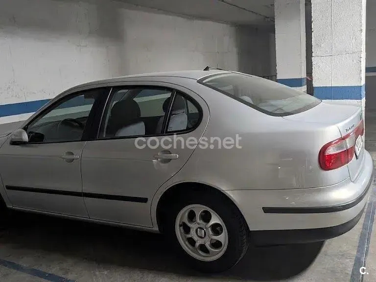 Usado Seat Toledo Stella 90 CV (66 kW) 1999 Gris / plata Berlina