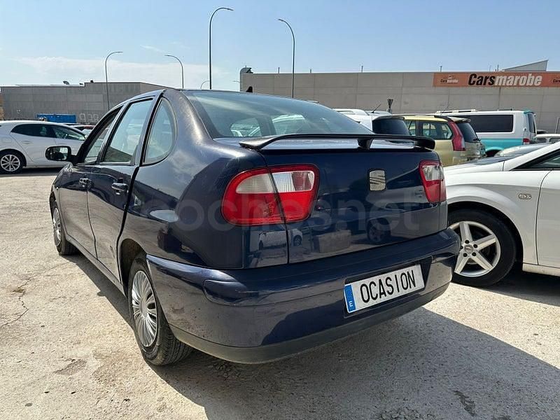 Usado Seat Cordoba Stella 75 CV (55 kW) 2001 Azul Berlina