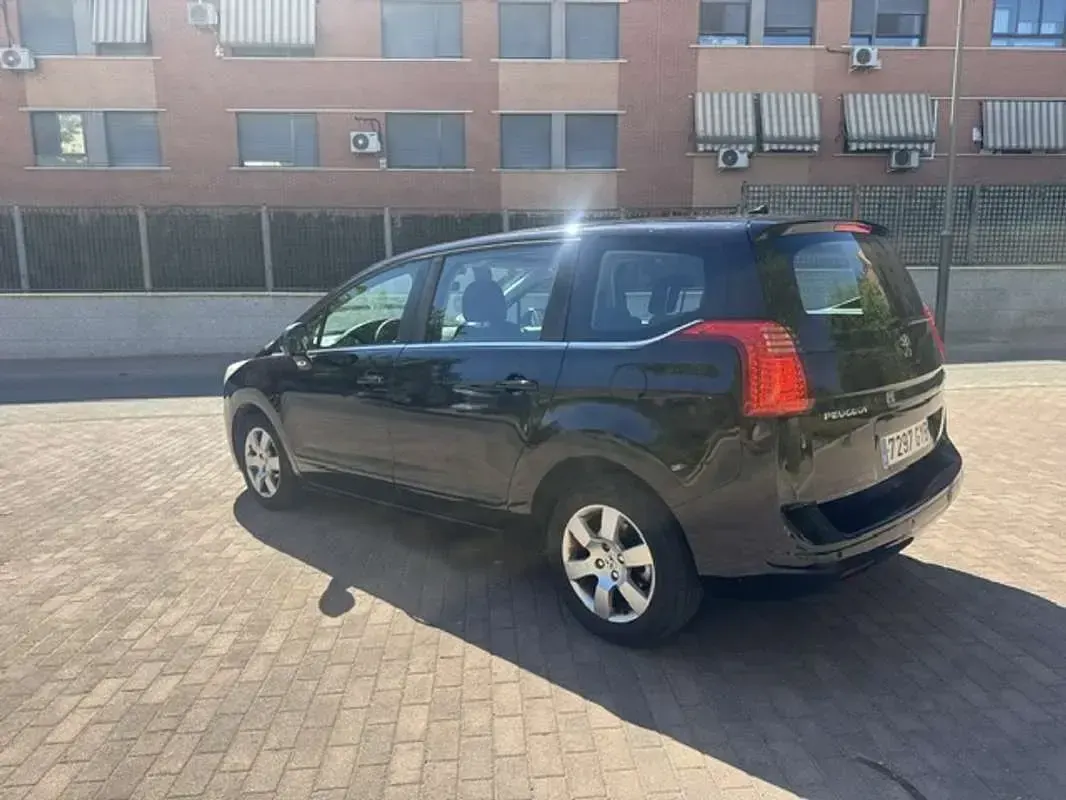 Usado Peugeot 5008 Active 112 CV (82 kW) 2011 Negro Monovolumen
