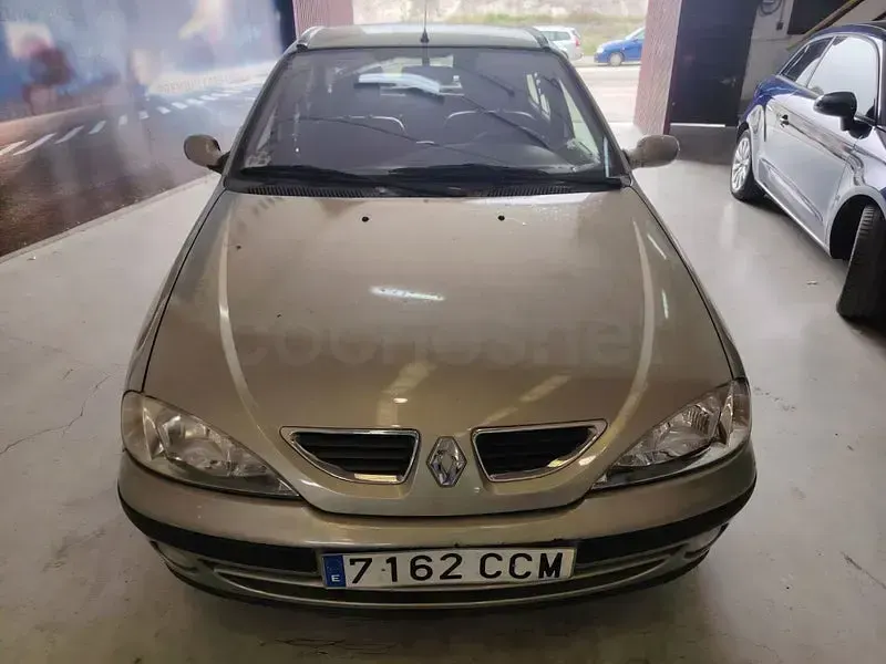 Usado Renault Mégane II Authentique 110 CV (80 kW) 2002 Gris / plata Berlina