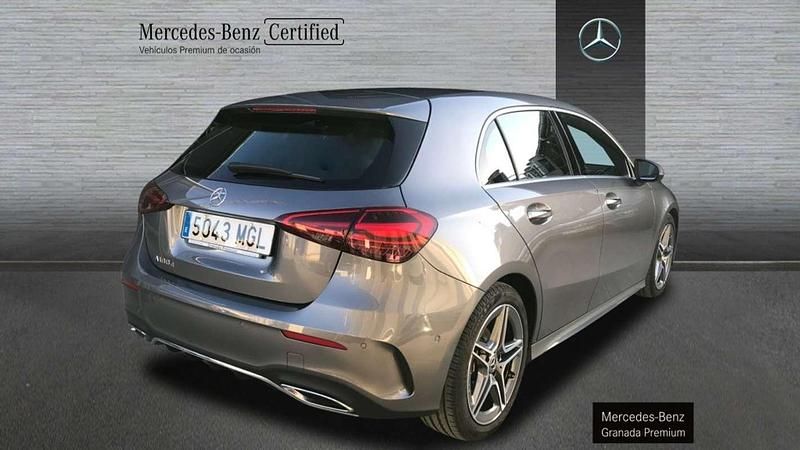 Usado Mercedes A180 AMG line 116 CV (85 kW) 2023 Gris Berlina