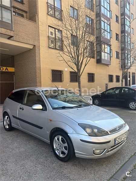 Usado Ford Focus Trend 100 CV (73 kW) 2003 Gris / plata Berlina