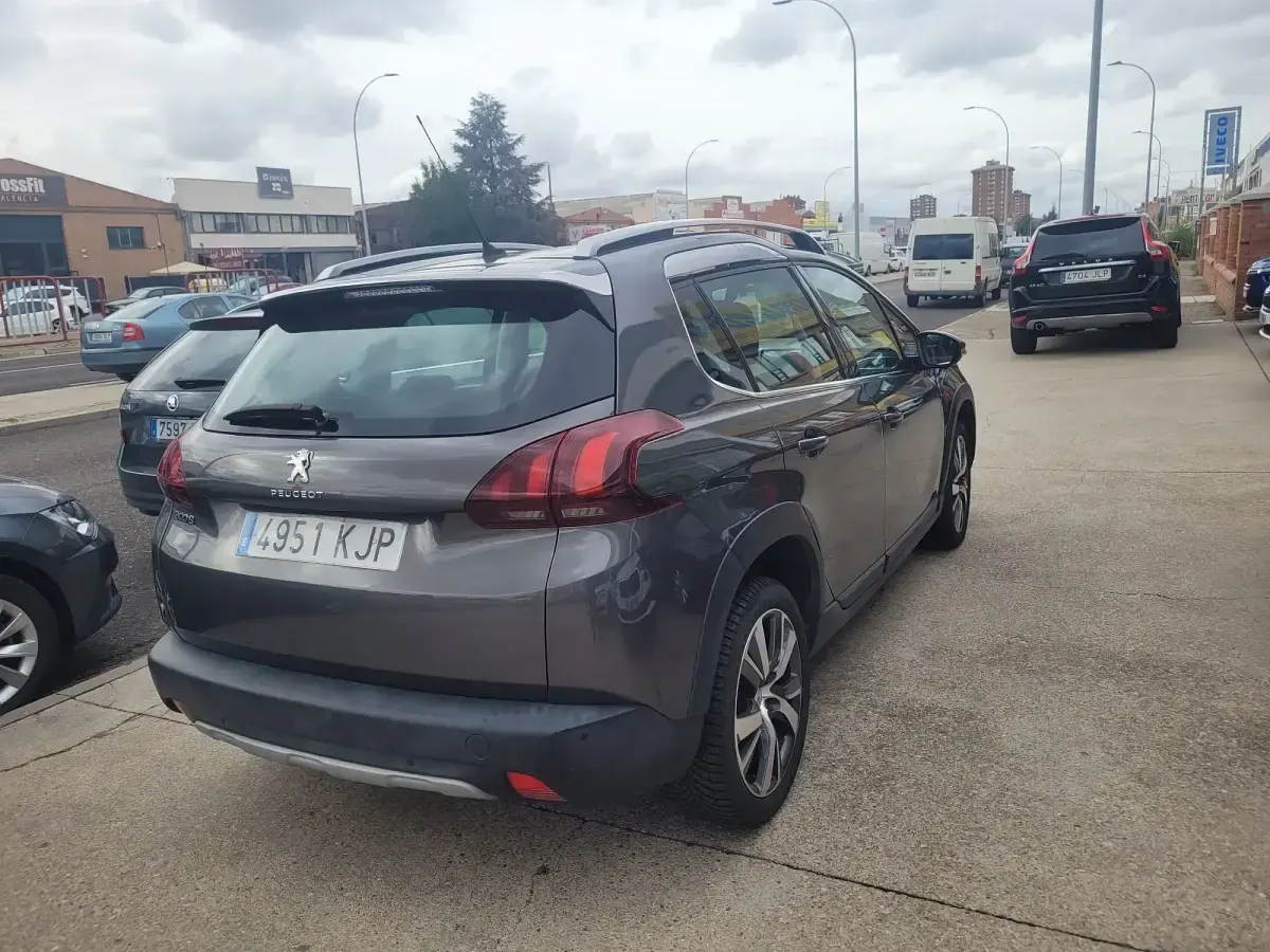 Usado Peugeot 2008 Allure 110 CV (80 kW) 2018 Gris SUV