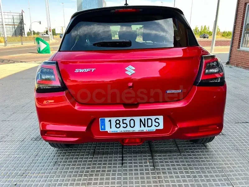 Usado Suzuki Swift 83 CV (61 kW) 2025 Rojo Utilitario