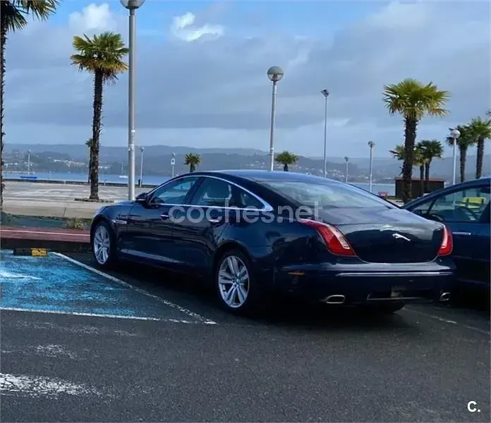 Usado Jaguar XJ Luxury 275 CV (202 kW) 2010 Azul Berlina