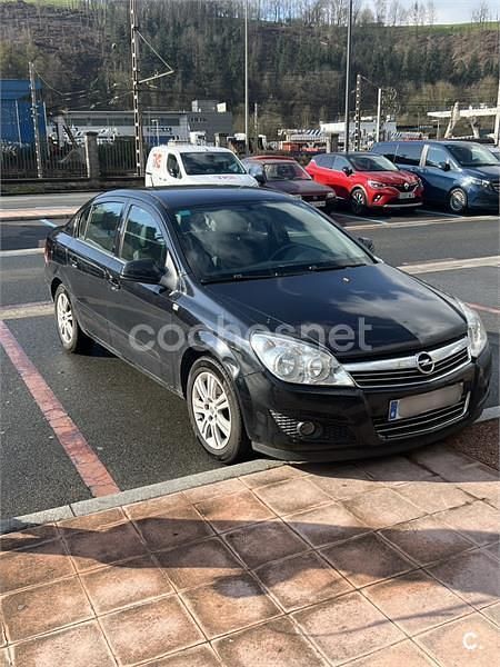 Negro Usado 2010 Opel Astra Edition Berlina | 3300 € (Buen precio) - Imagen 1/4