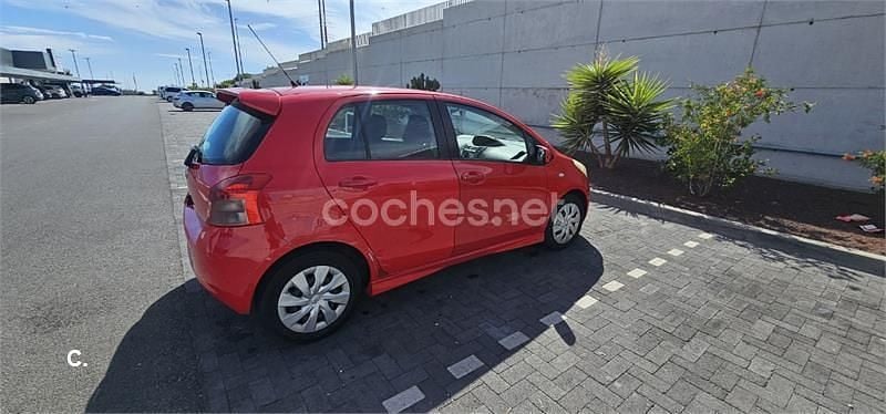 Usado Toyota Yaris Sol 87 CV (63 kW) 2006 Rojo Berlina