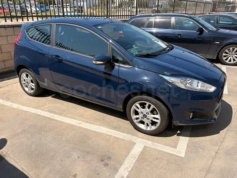 Usado Ford Fiesta 100 CV (73 kW) 2016 Azul Utilitario