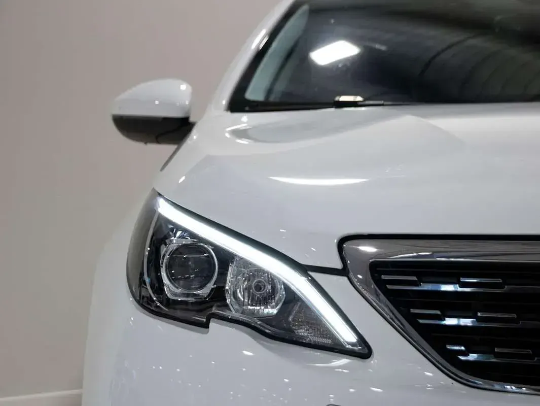 Usado Peugeot 308 Allure 110 CV (80 kW) 2019 Blanco Utilitario