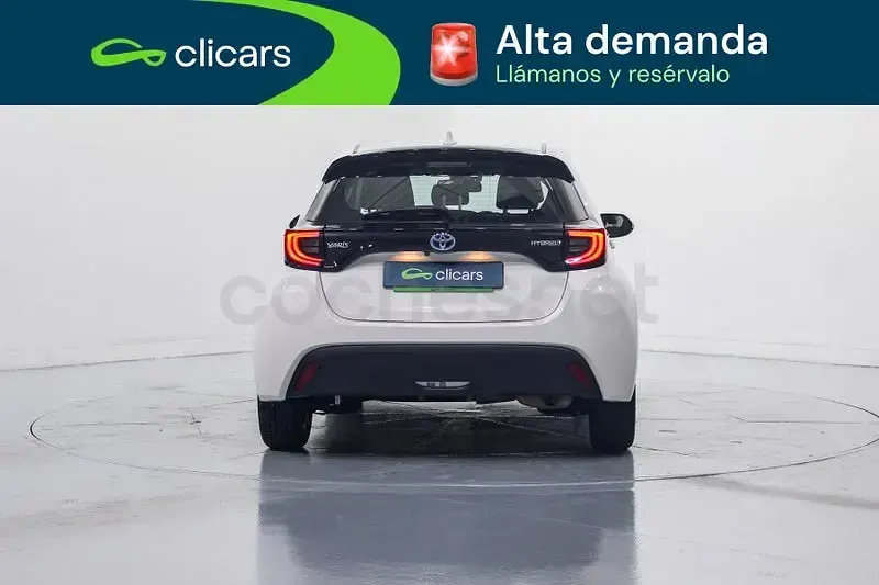 Usado Toyota Yaris Hybrid Active 116 CV (85 kW) 2022 Blanco Berlina