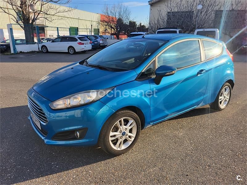 Usado Ford Fiesta Trend 75 CV (55 kW) 2014 Azul Utilitario