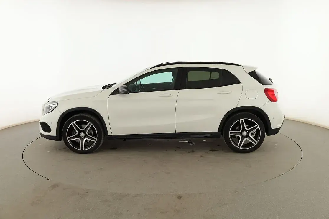 Usado Mercedes GLA220 AMG line 177 CV (130 kW) 2016 Blanco SUV