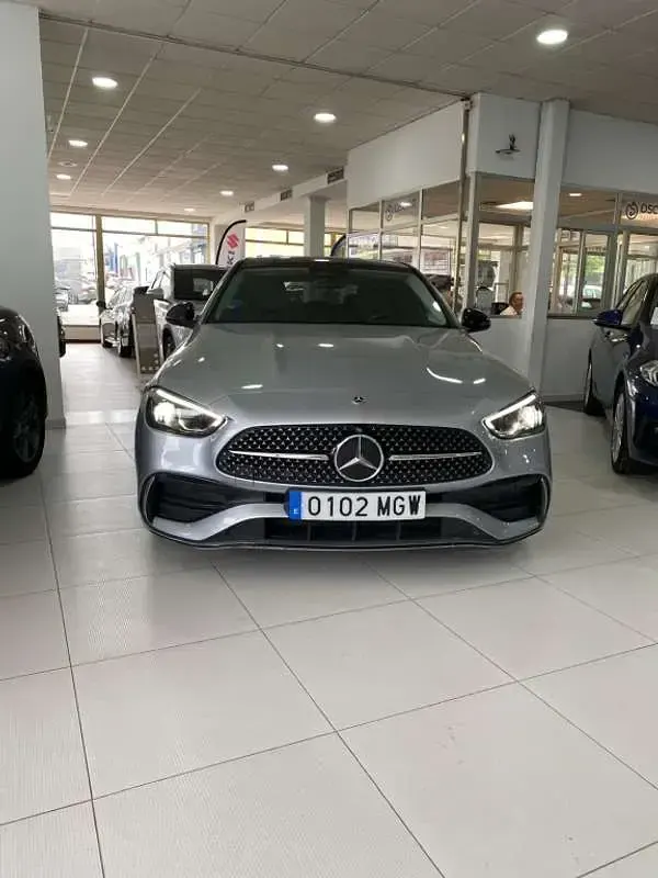 Usado Mercedes C220 200 CV (147 kW) 2023 Plateado Berlina