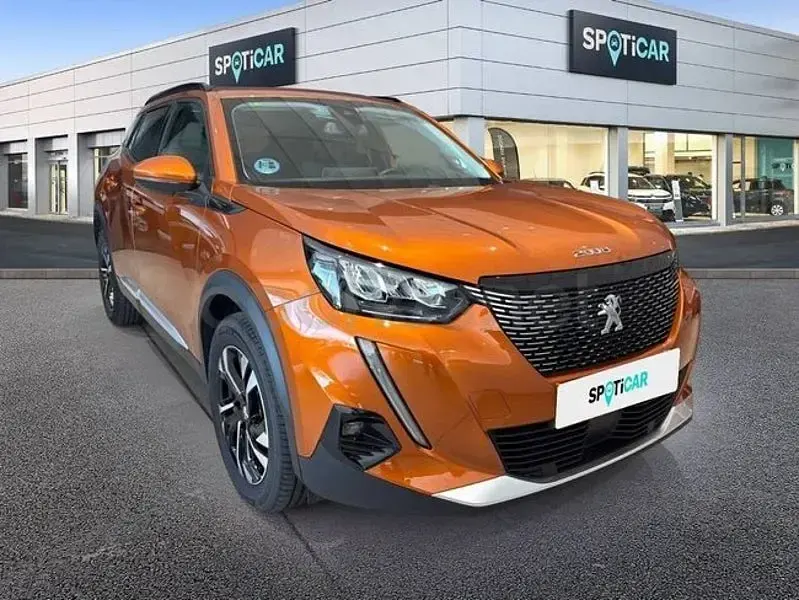 Usado Peugeot 2008 Allure 110 CV (80 kW) 2021 Naranja SUV