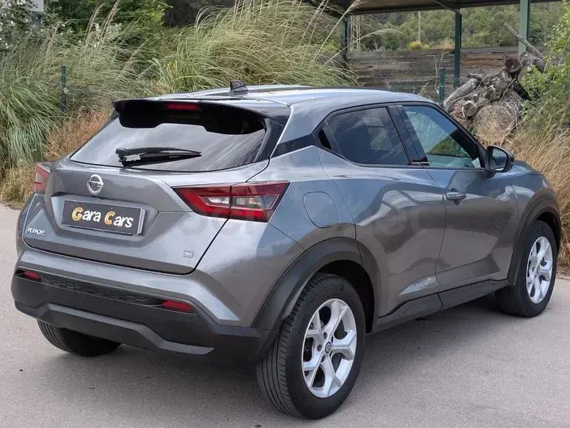 Usado Nissan Juke N-Connecta 114 CV (83 kW) 2022 Gris / plata SUV