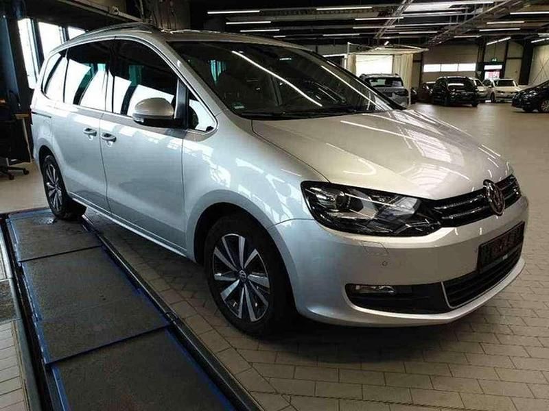 Gris Usado 2021 VW Sharan Sport Monovolumen | 28.500 € (Precio justo) - Imagen 1/4