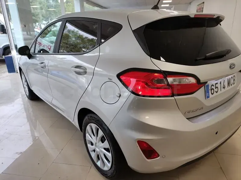 Usado Ford Fiesta Trend 75 CV (55 kW) 2022 Gris / plata Utilitario