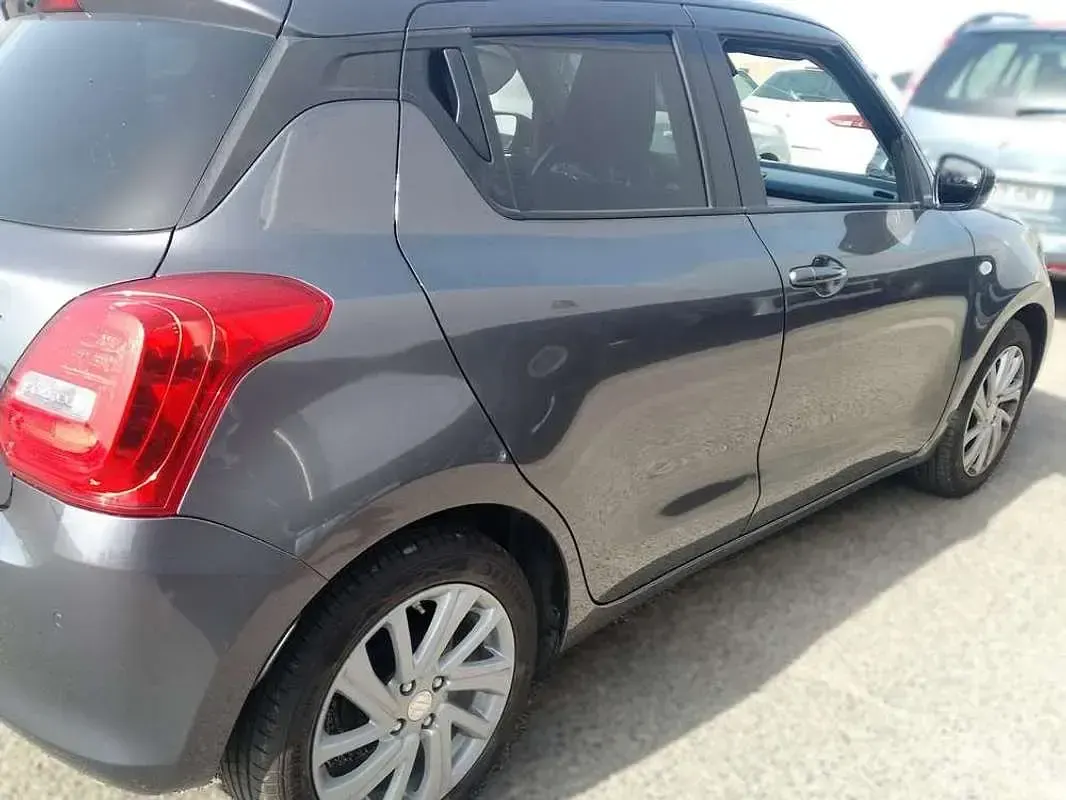 Usado Suzuki Swift 82 CV (60 kW) 2021 Gris Utilitario