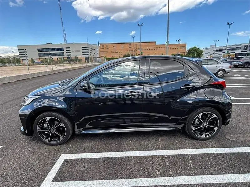 Usado Toyota Yaris Hybrid Plus 116 CV (85 kW) 2025 Negro Berlina
