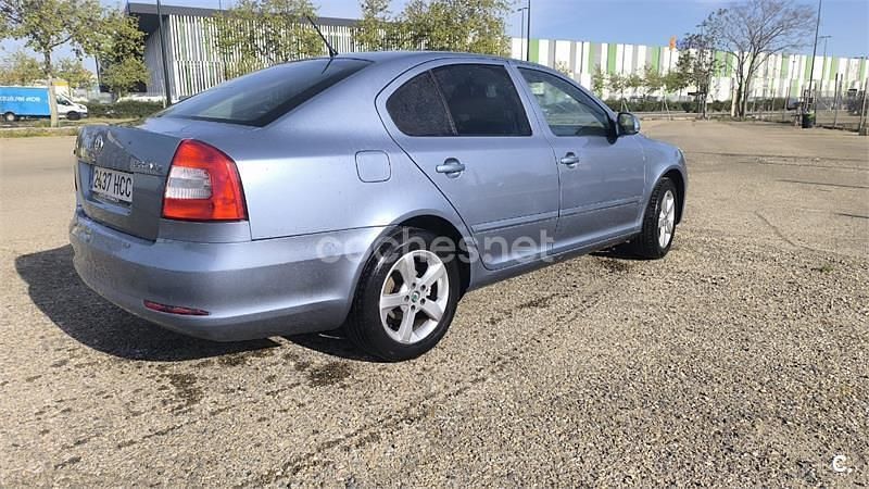 Usado Skoda Octavia Family 105 CV (77 kW) 2011 Gris / plata Berlina