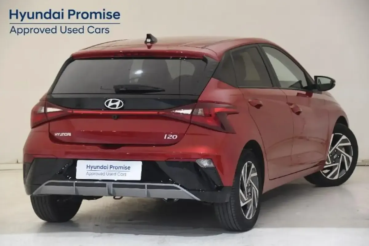 Begagnad Hyundai i20 100 HK (73 kW) 2025 Röd Halvkombi