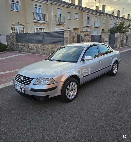 Gris / plata Usado 2002 VW Passat Highline Berlina | 2600 € (Buen precio) - Imagen 1/4