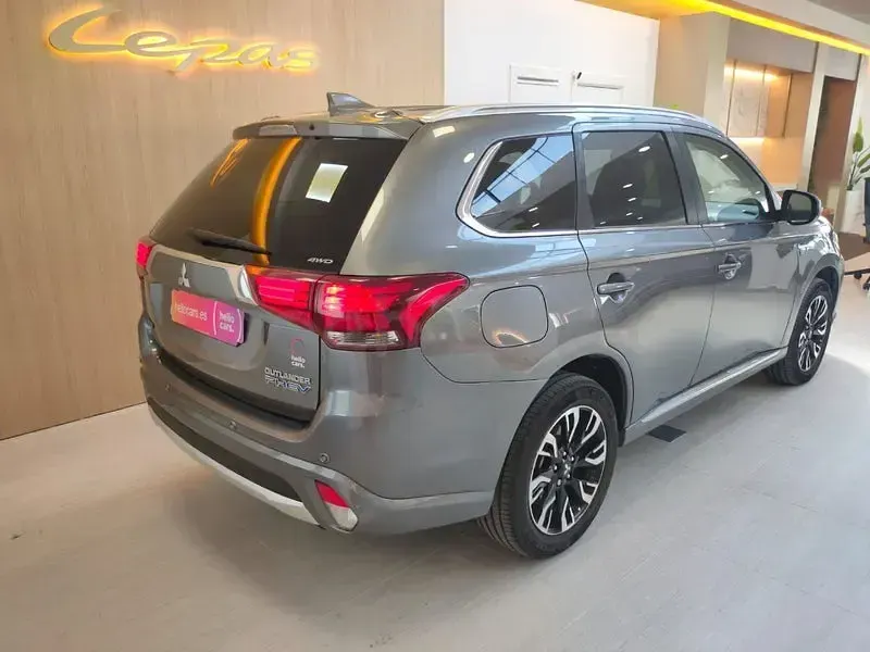 Usado Mitsubishi Outlander P-HEV 203 CV (149 kW) 2016 Gris / plata SUV