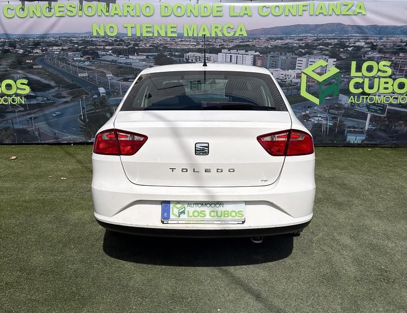 Usado Seat Toledo Reference 105 CV (77 kW) 2014 Blanco Utilitario