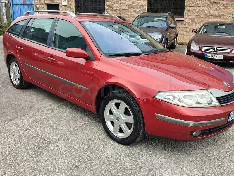 Usado Renault Laguna GrandTour Dynamique 120 CV (88 kW) 2002 Granate Familiar